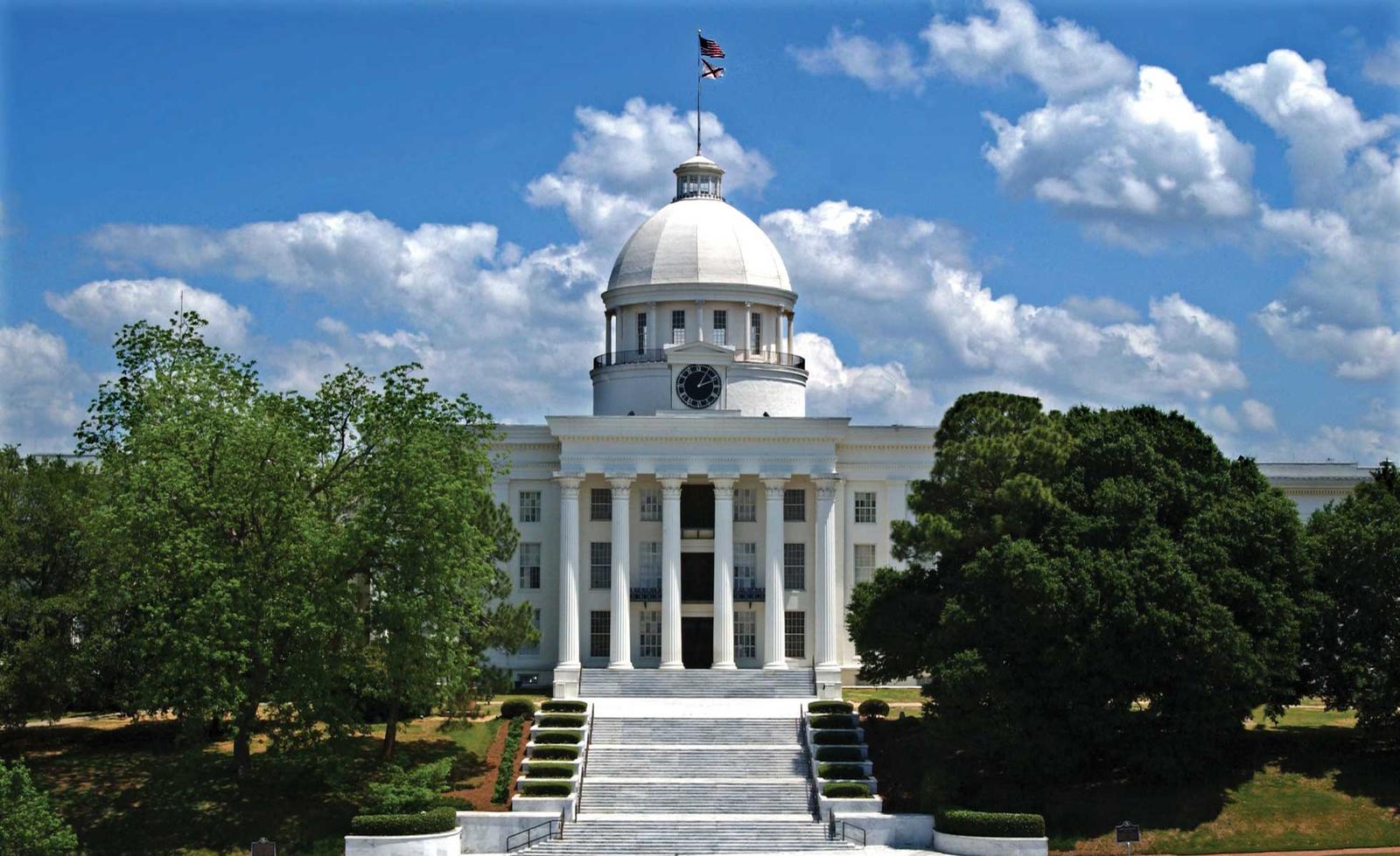http://www.net4info.de/photos/cpg/albums/userpics/10001/Alabama_State_Capitol.jpg