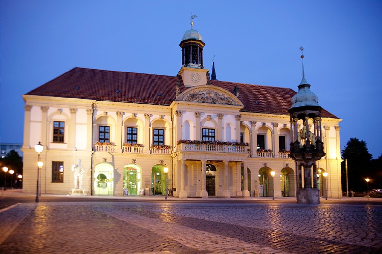 http://www.net4info.de/photos/cpg/albums/userpics/10002/Altes_Rathaus_Magdeburg.jpg