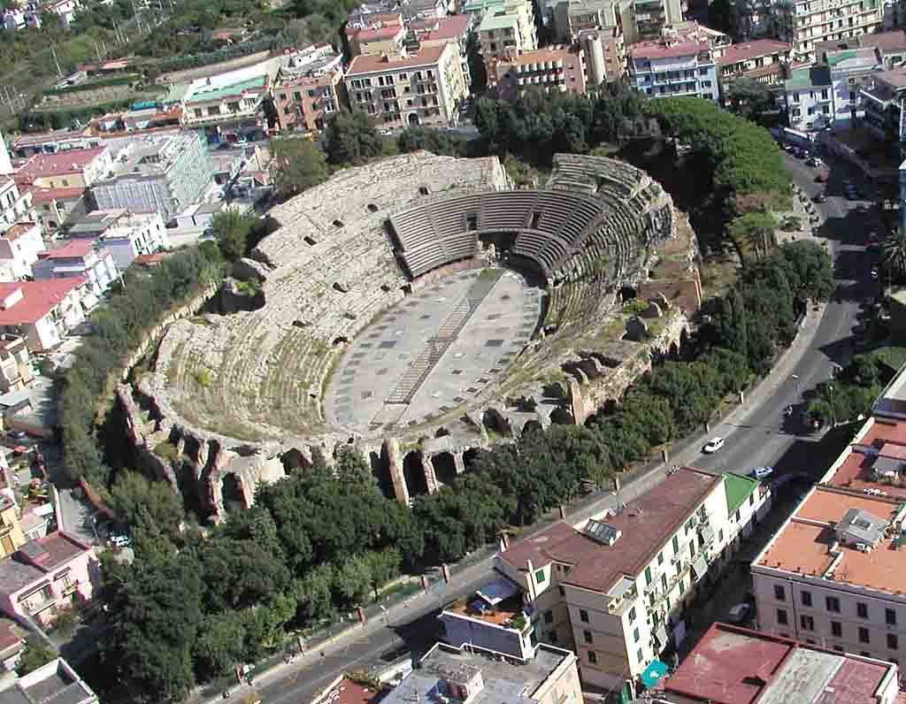 http://www.net4info.de/photos/cpg/albums/userpics/10002/Amphitheater_Pozzuoli.jpg