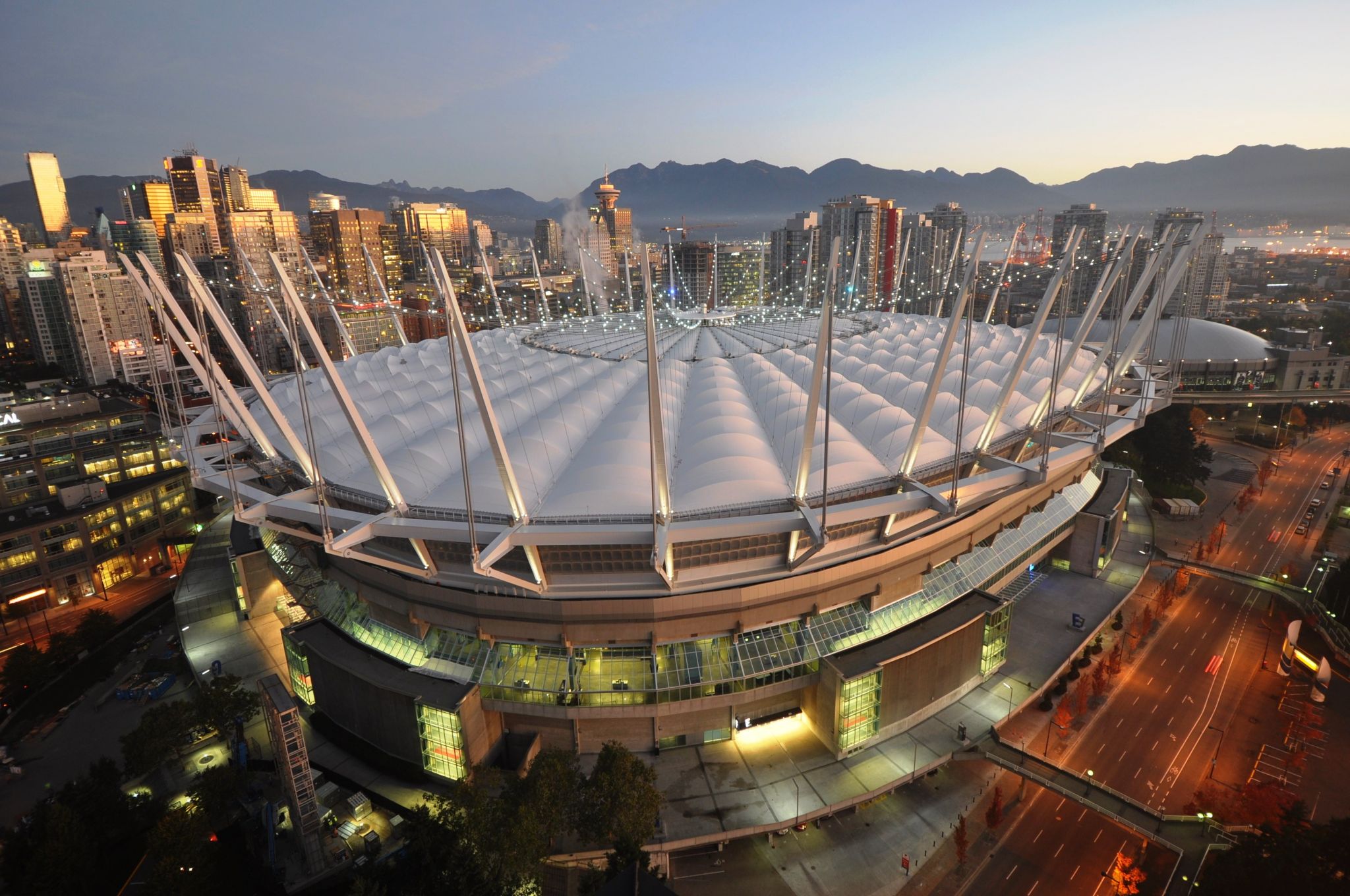 http://www.net4info.de/photos/cpg/albums/userpics/10002/BC_Place_Stadium.jpg