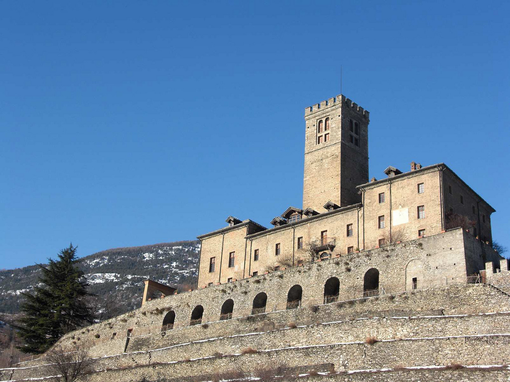 http://www.net4info.de/photos/cpg/albums/userpics/10002/Castello_di_Sarre.jpg