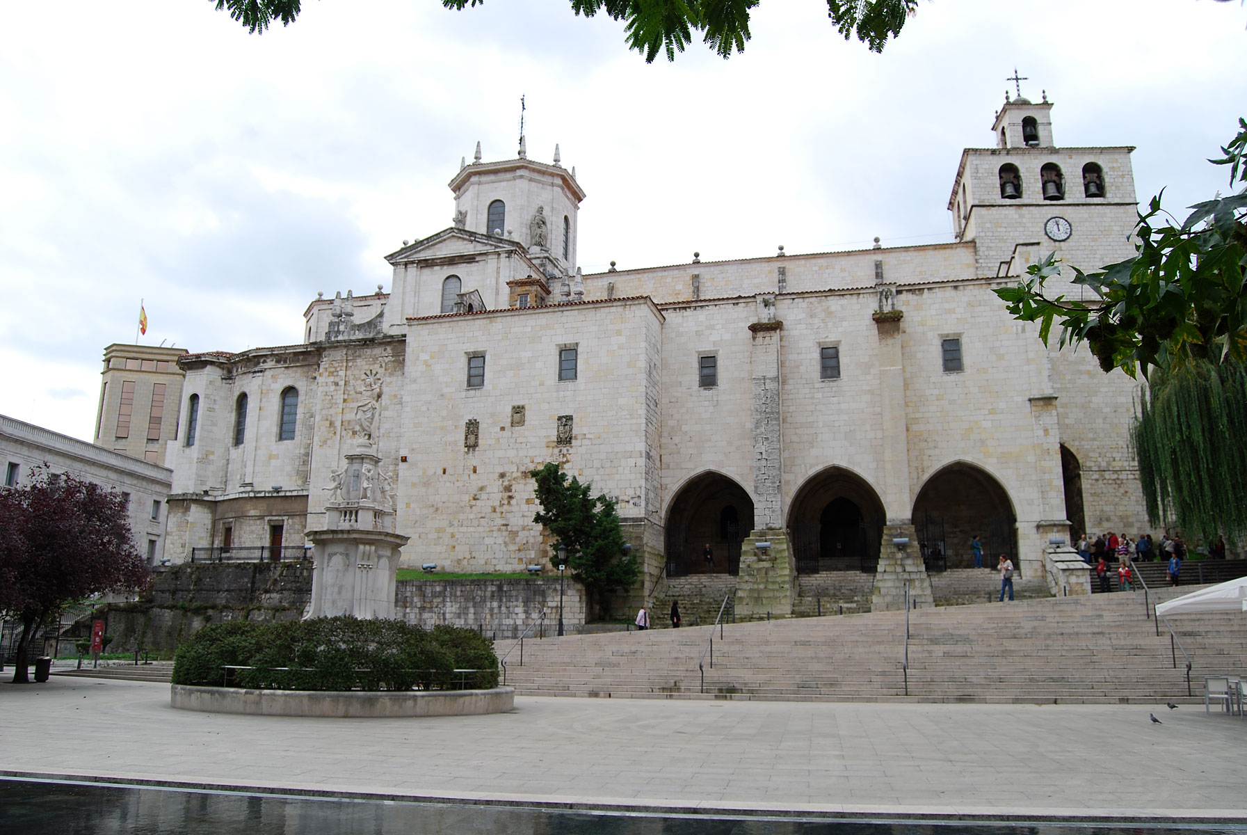http://www.net4info.de/photos/cpg/albums/userpics/10001/Catedral_de_Nuestra_Senora_de_la_Asuncion_de_Santander.jpg