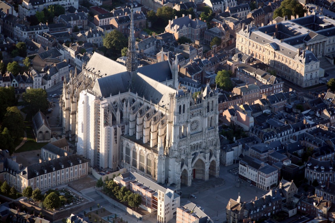 http://www.net4info.de/photos/cpg/albums/userpics/10002/Cathedrale_Notre-Dame_d_Amiens.jpg
