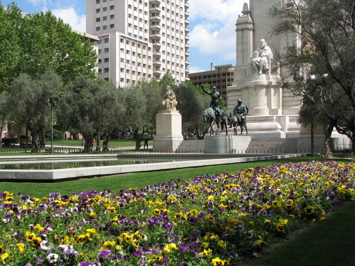 /assets/contentimages/Cervantes_at_Plaza_de_Espana.JPG