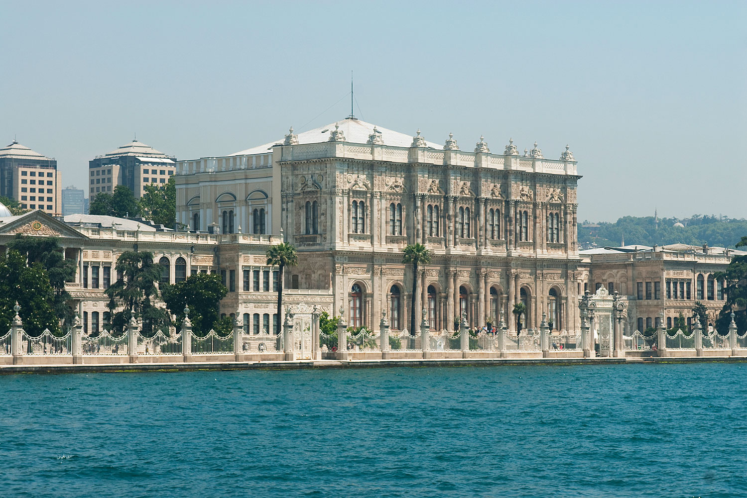 http://www.net4info.eu/albums/albums/userpics/10003/Dolmabahce_Palace.jpg