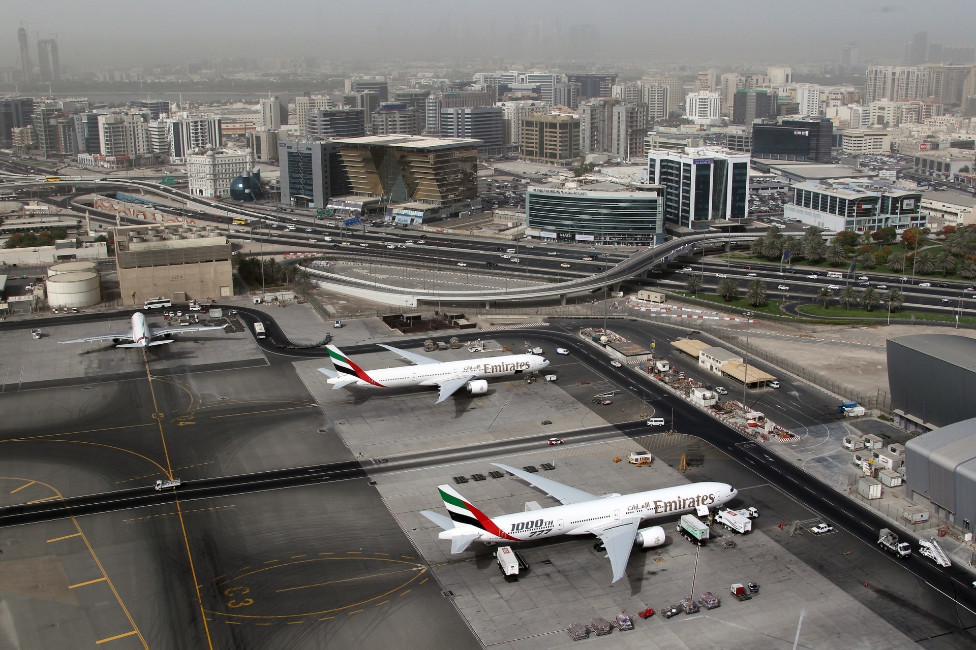 https://www.yizuo-media.com/albums/albums/userpics/10003/Dubai_International_Airport.jpg