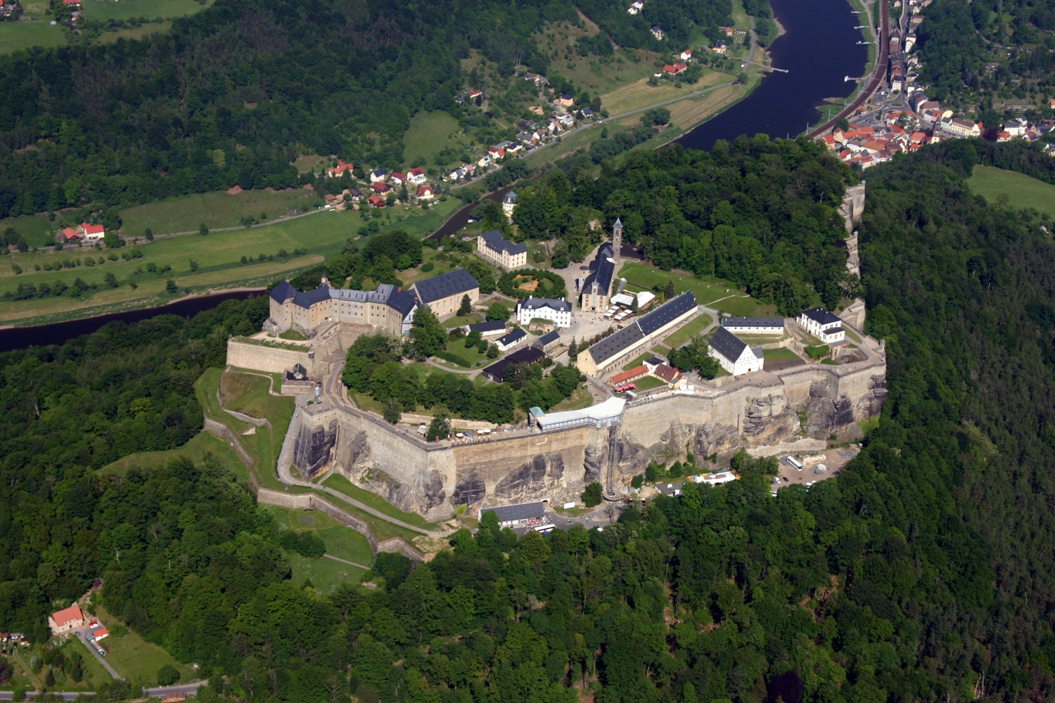 http://www.net4info.de/photos/cpg/albums/userpics/10002/Festung_Koenigstein.JPG