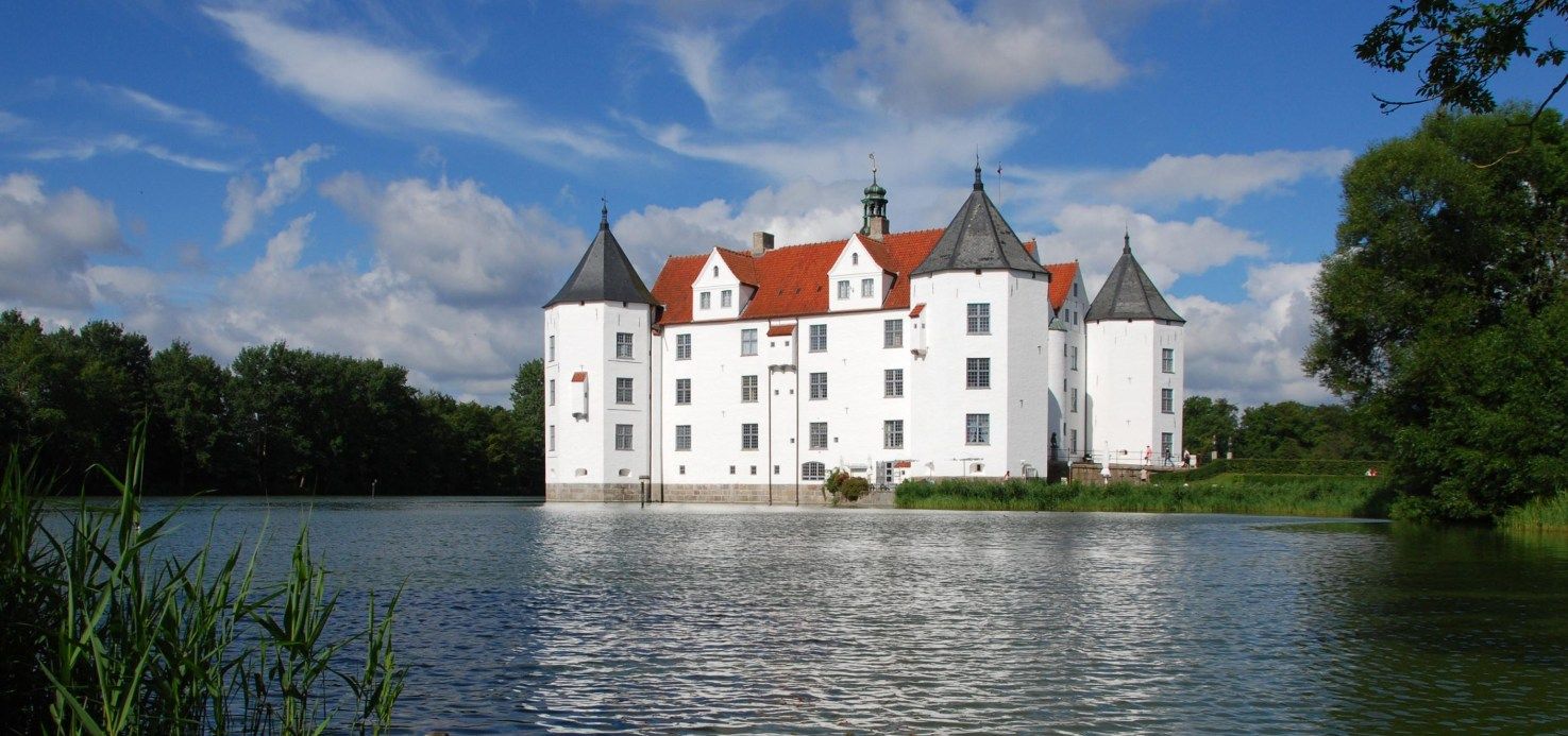 /assets/contentimages/Flensburg-Fjord_Schloss-Gluecksburg.jpg