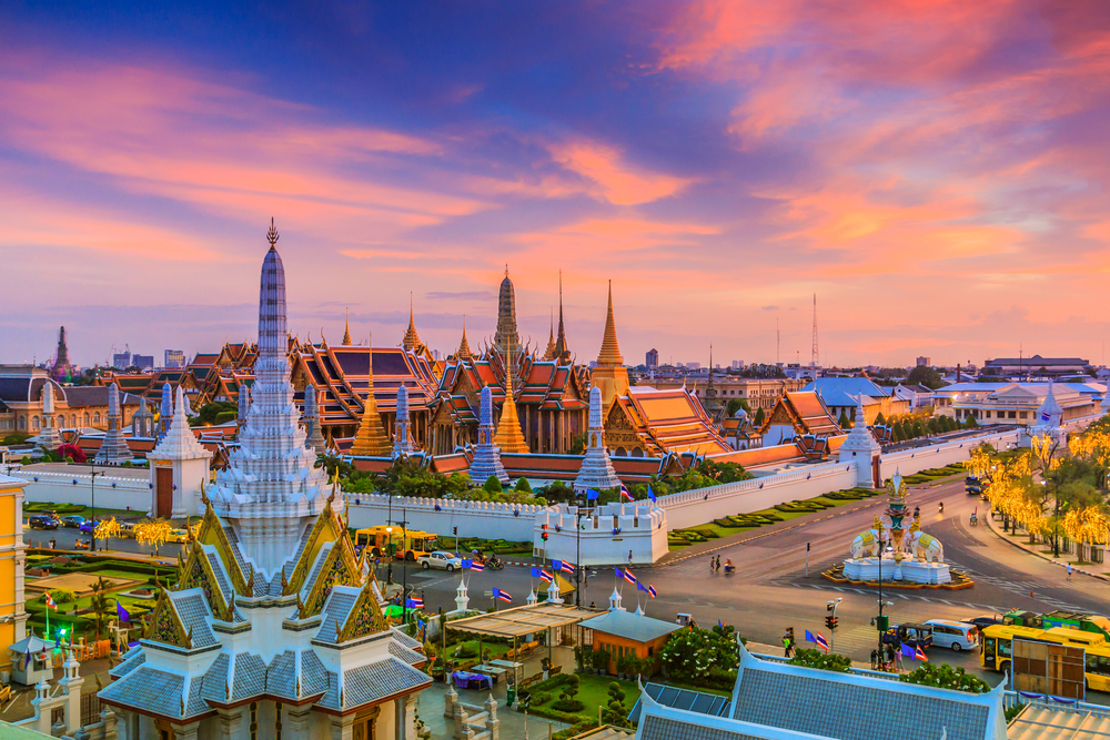 http://www.net4info.de/photos/cpg/albums/userpics/10001/Grand_Palace_Bangkok.jpg