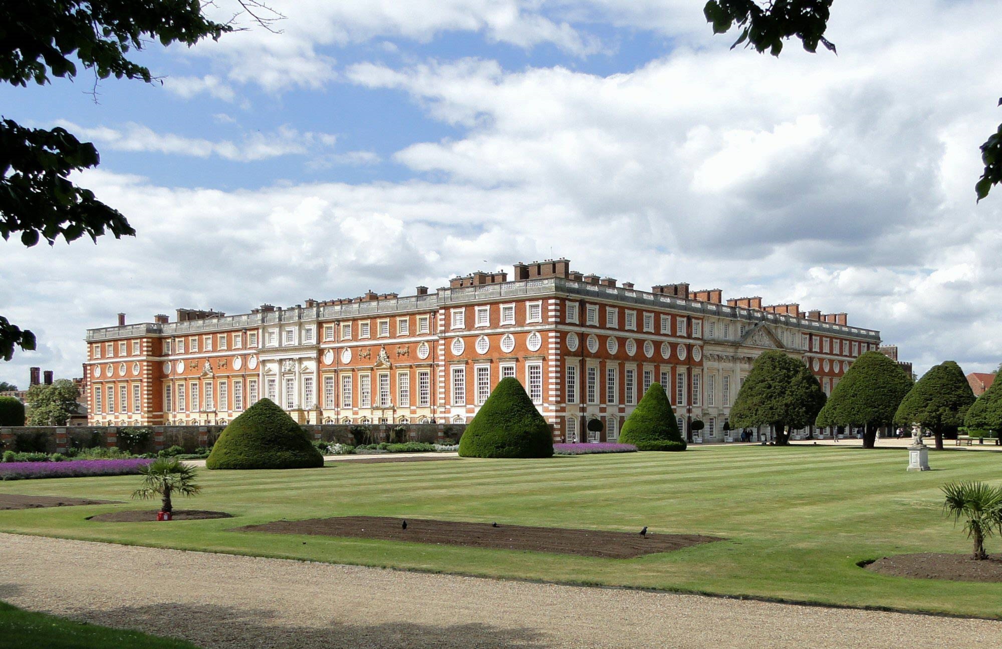 https://www.yizuo-media.com/albums/albums/userpics/10003/Hampton_Court_Palace.jpg