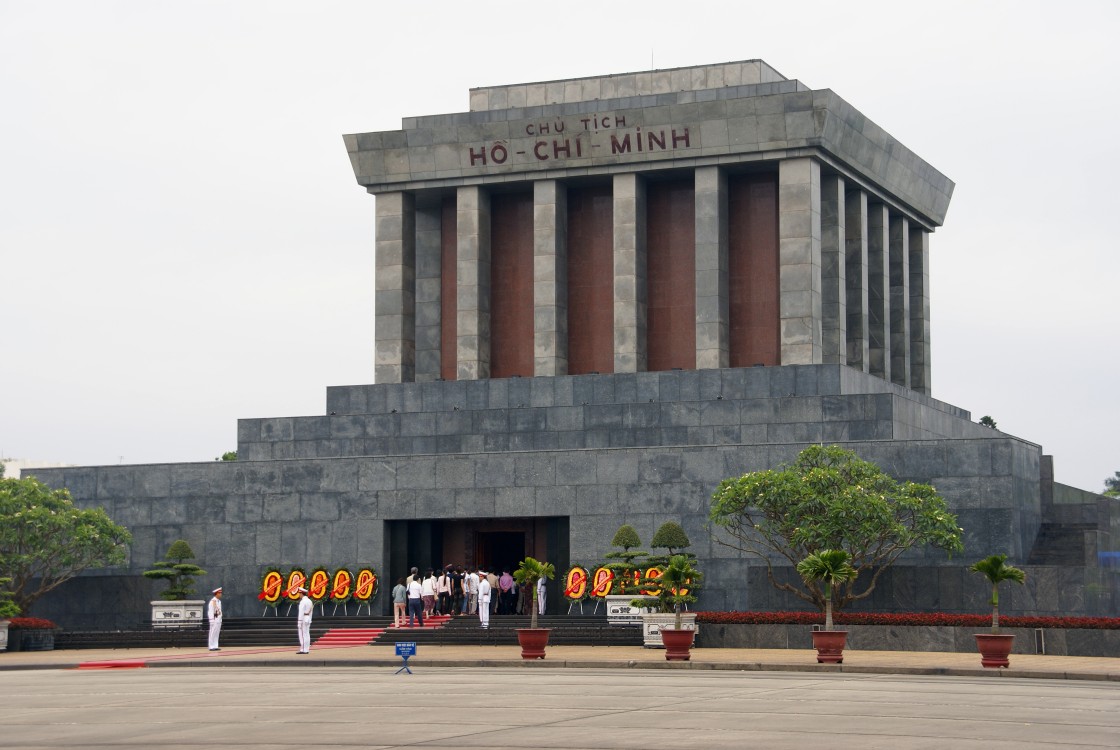 http://www.net4info.de/photos/cpg/albums/userpics/10002/Ho_Chi_Minh_Mausoleum.jpg