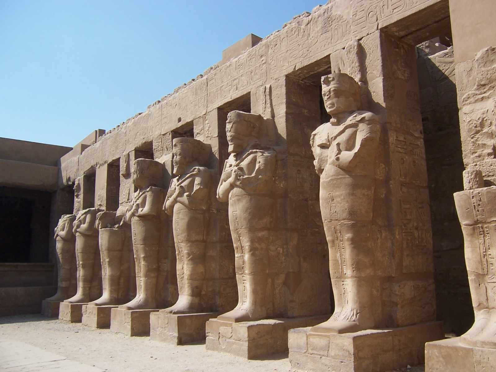 http://www.net4info.de/photos/cpg/albums/userpics/10002/Karnak-tempel.jpg