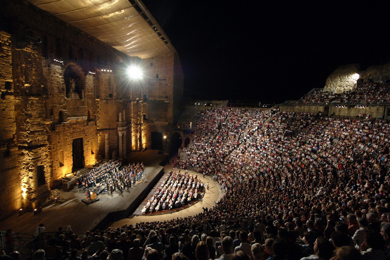 http://www.net4info.de/photos/cpg/albums/userpics/10002/Les_Choregies_d_Orange.jpg