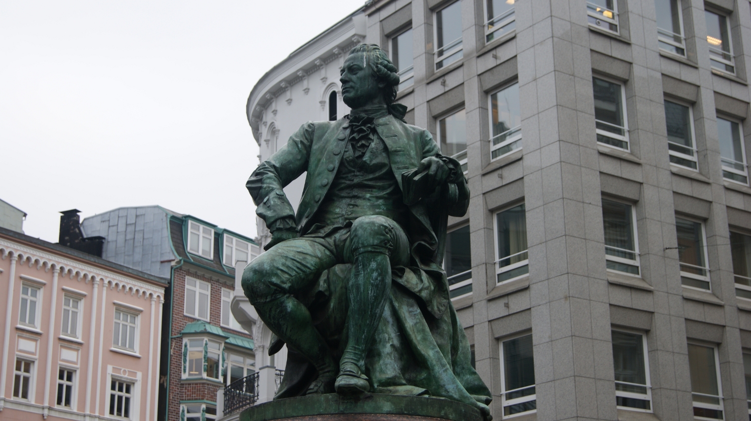 https://www.yizuo-media.com/photos/cpg/albums/userpics/10002/Lessingdenkmal_Hamburg.jpg