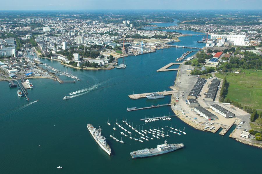 http://www.net4info.de/photos/cpg/albums/userpics/10002/Lorient_Naval_Dockyard.jpg