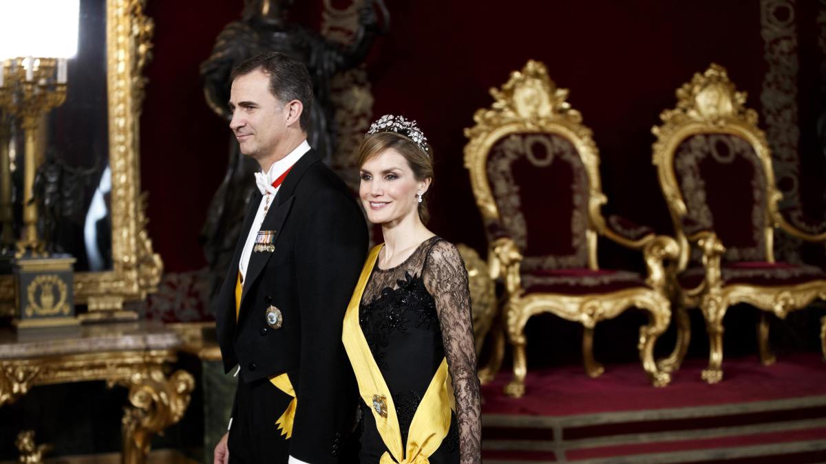 https://www.yizuo-media.com/photos/cpg/albums/userpics/10002/Monarchy_of_Spain~26.jpg
