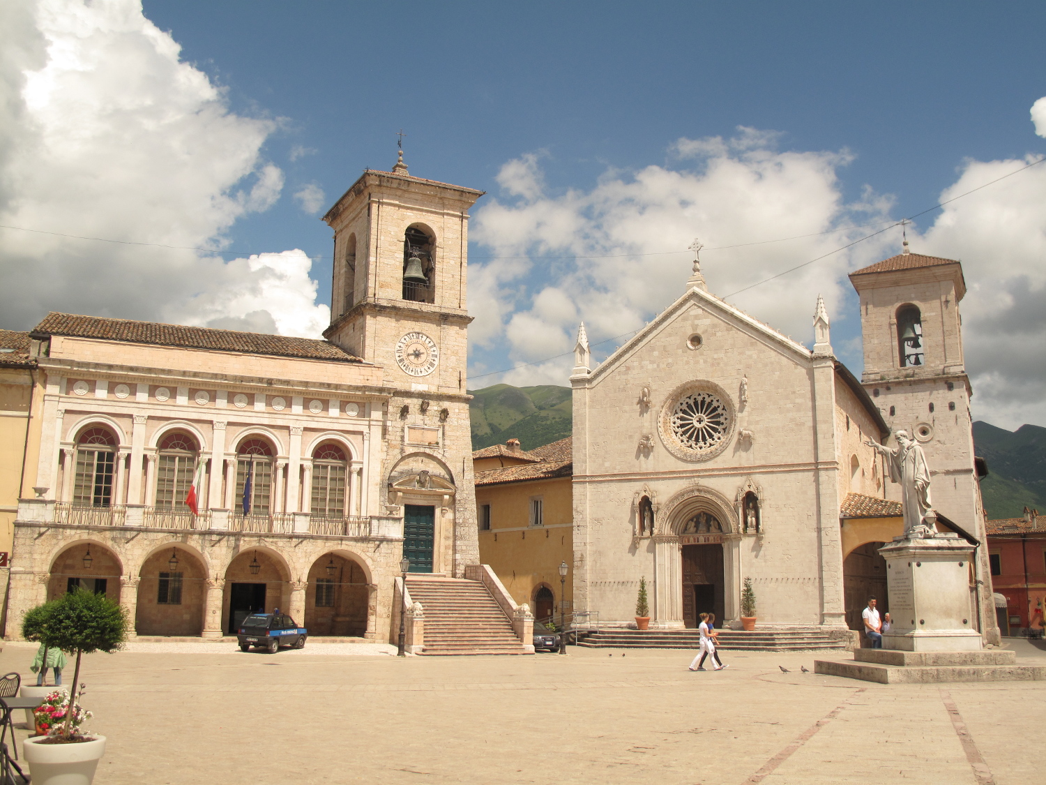 http://www.net4info.de/photos/cpg/albums/userpics/10002/Norcia.jpg