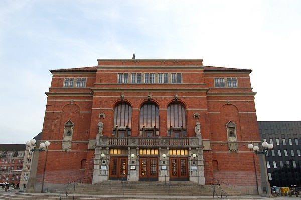 http://www.net4info.de/photos/cpg/albums/userpics/10002/Opernhaus_Kiel.jpg