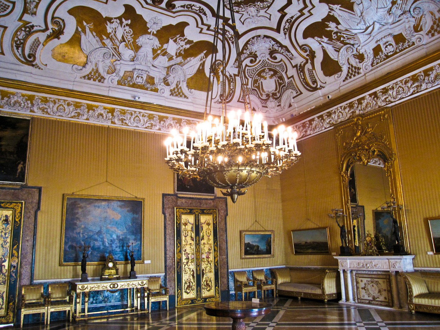 https://www.yizuo-media.com/photos/cpg/albums/userpics/10002/Palazzo_Reale_di_Napoli_~3.jpg
