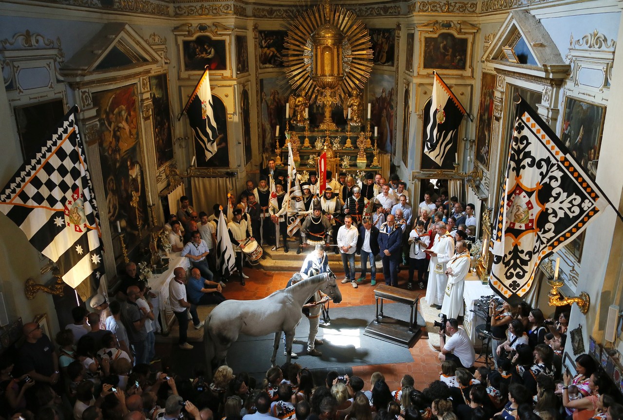 https://www.yizuo-media.com/albums/albums/userpics/10003/Palio_di_Siena~5.jpg