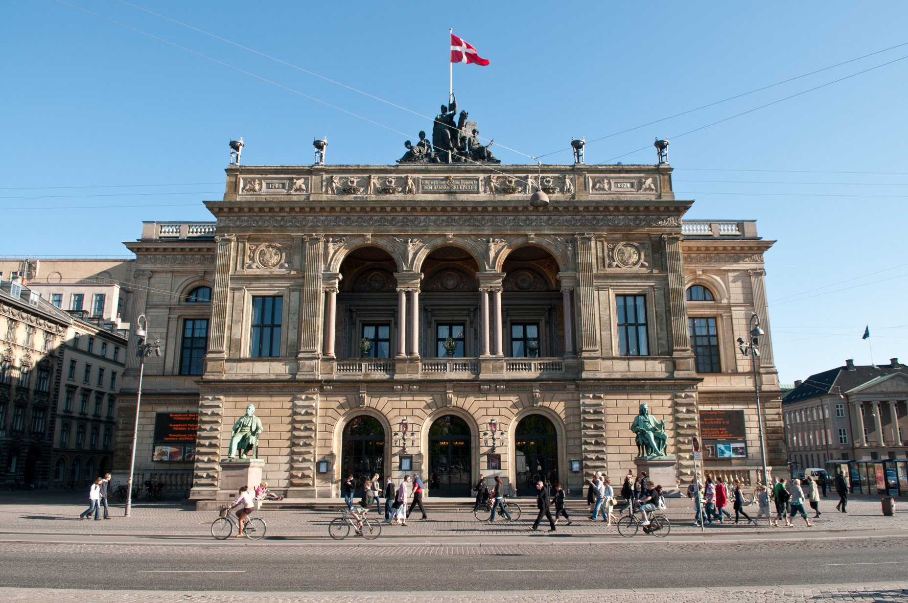 http://www.net4info.eu/albums/albums/userpics/10003/Royal_Danish_Theatre2C_Copenhagen.jpg