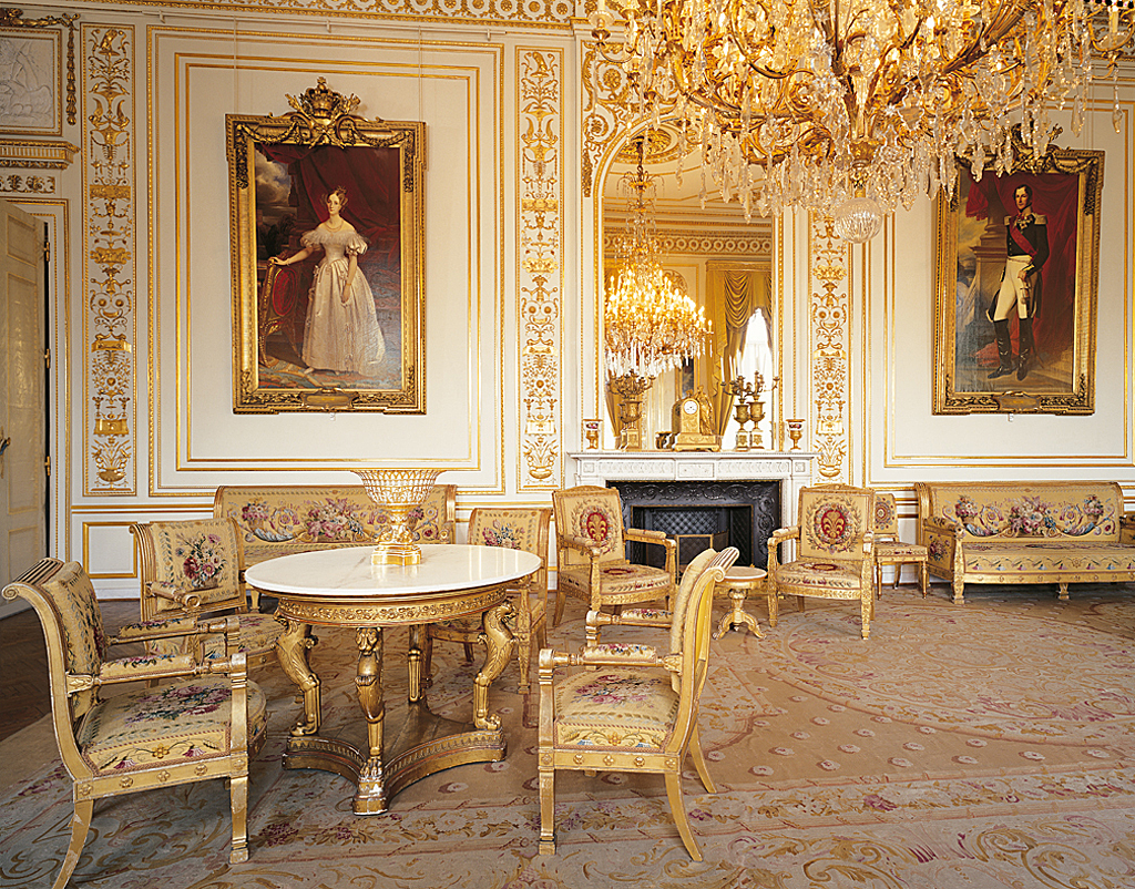 Рококо классицизм. Интерьеры дворца Шенбрунн рококо. Версальский дворец рококо. Версаль Барокко стиль. Версальский дворец интерьеры рококо.