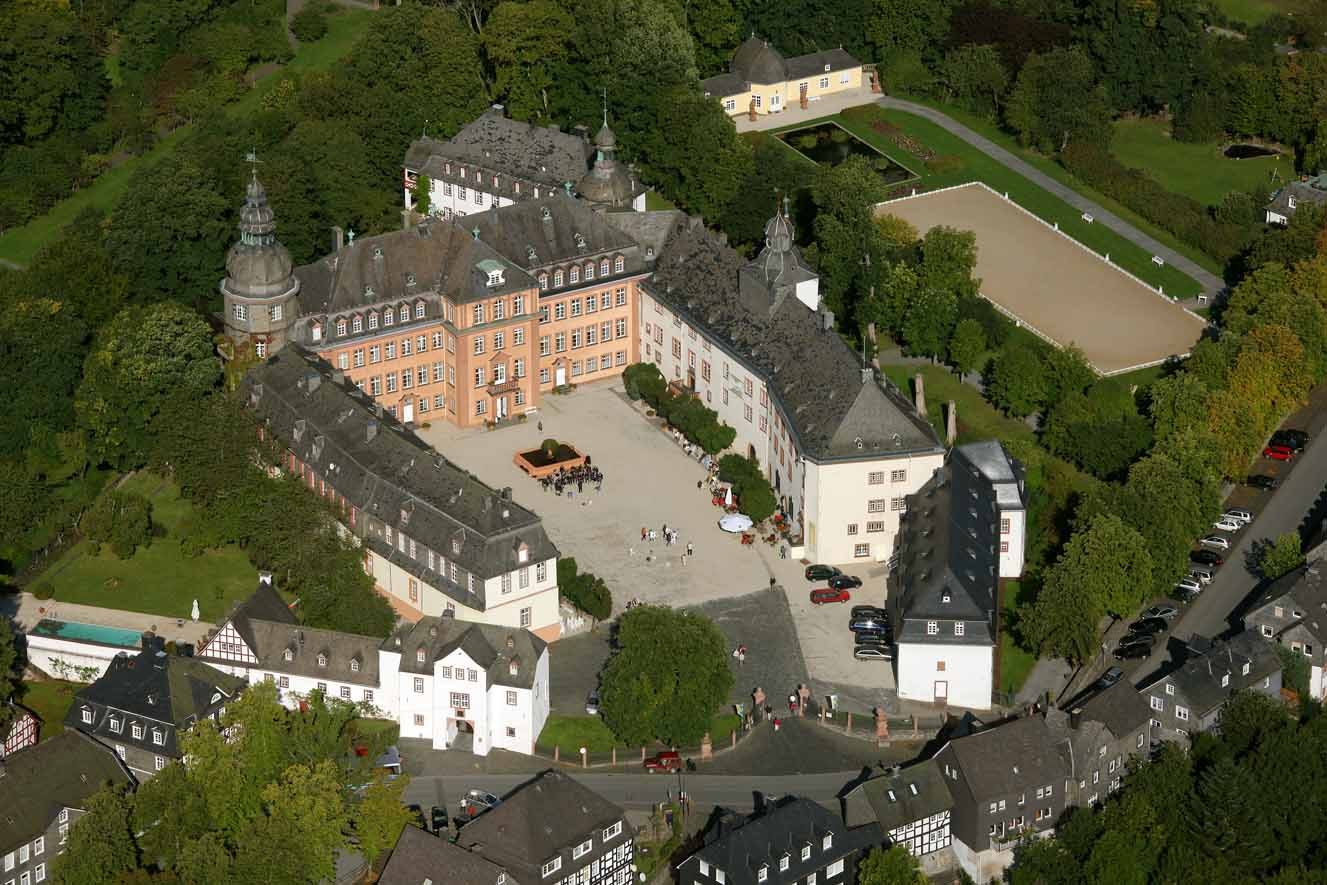 https://www.net4info.de/photos/cpg/albums/userpics/10001/Schloss_Berleburg.jpg
