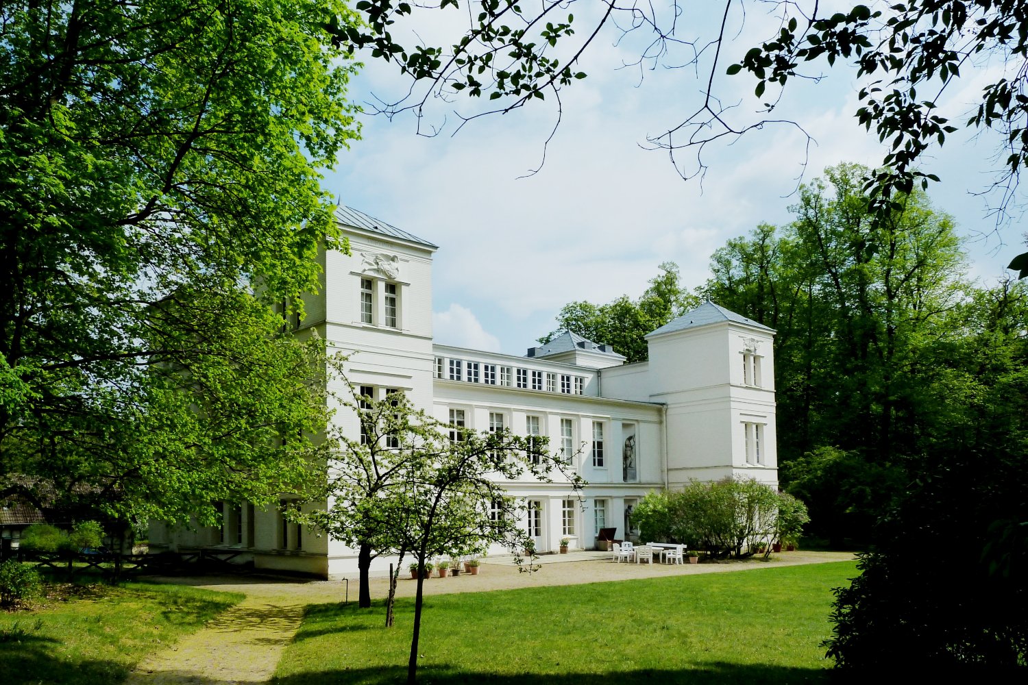 http://www.net4info.de/photos/cpg/albums/userpics/10001/Schloss_Tegel.jpg