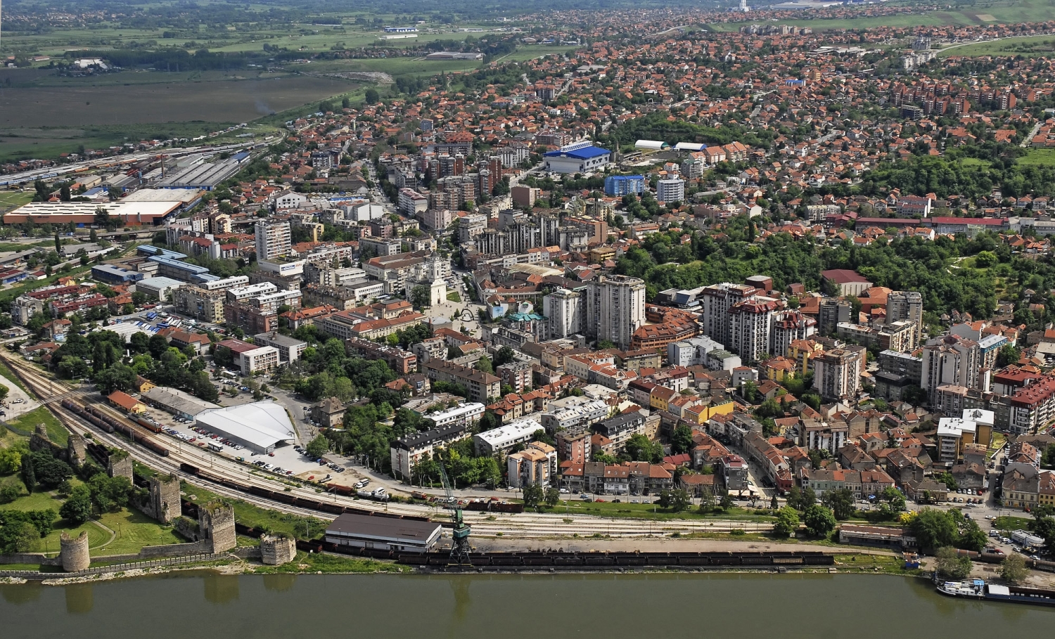 http://www.net4info.de/photos/cpg/albums/userpics/10001/Smederevo.jpg
