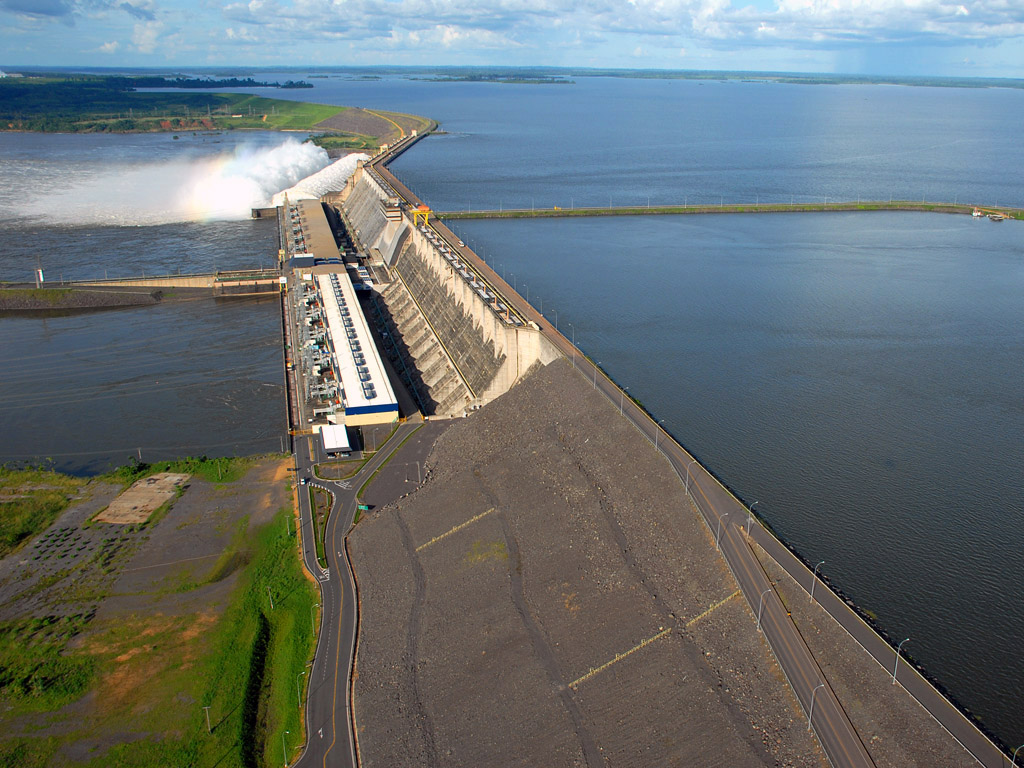 Городов сибири построена крупная гэс. ГЭС Тукуруи Бразилия. Итайпу Бразилия ГЭС. Плотина Итайпу в Парагвай. Гидроэлектростанция Итайпу.
