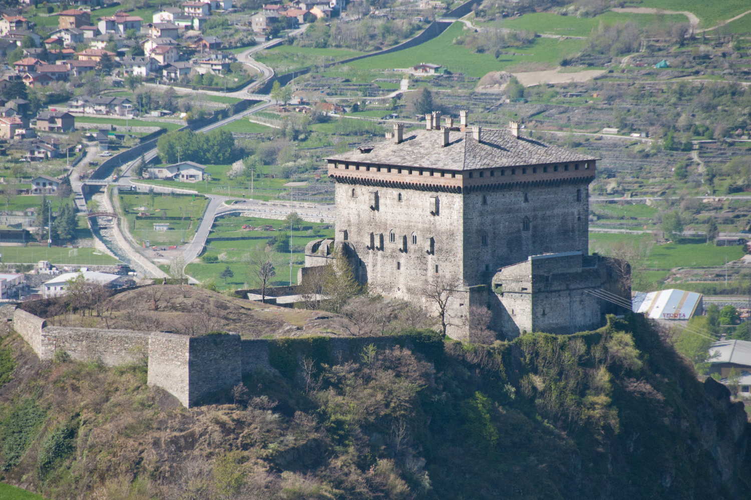 http://www.net4info.de/photos/cpg/albums/userpics/10002/Verres_Castle.jpg