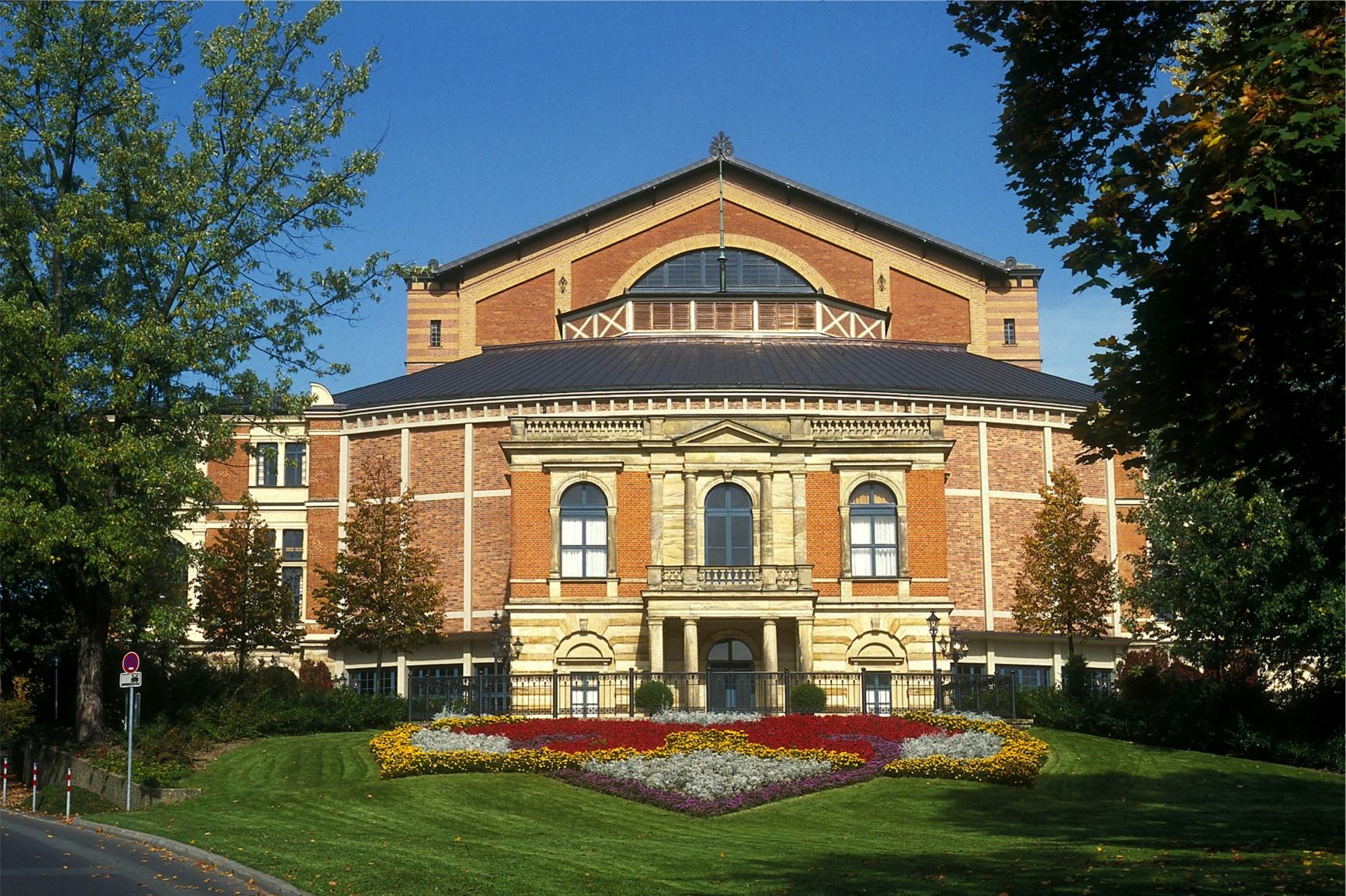 /assets/contentimages/Wagner-Festspielhaus_Bayreuth.jpg