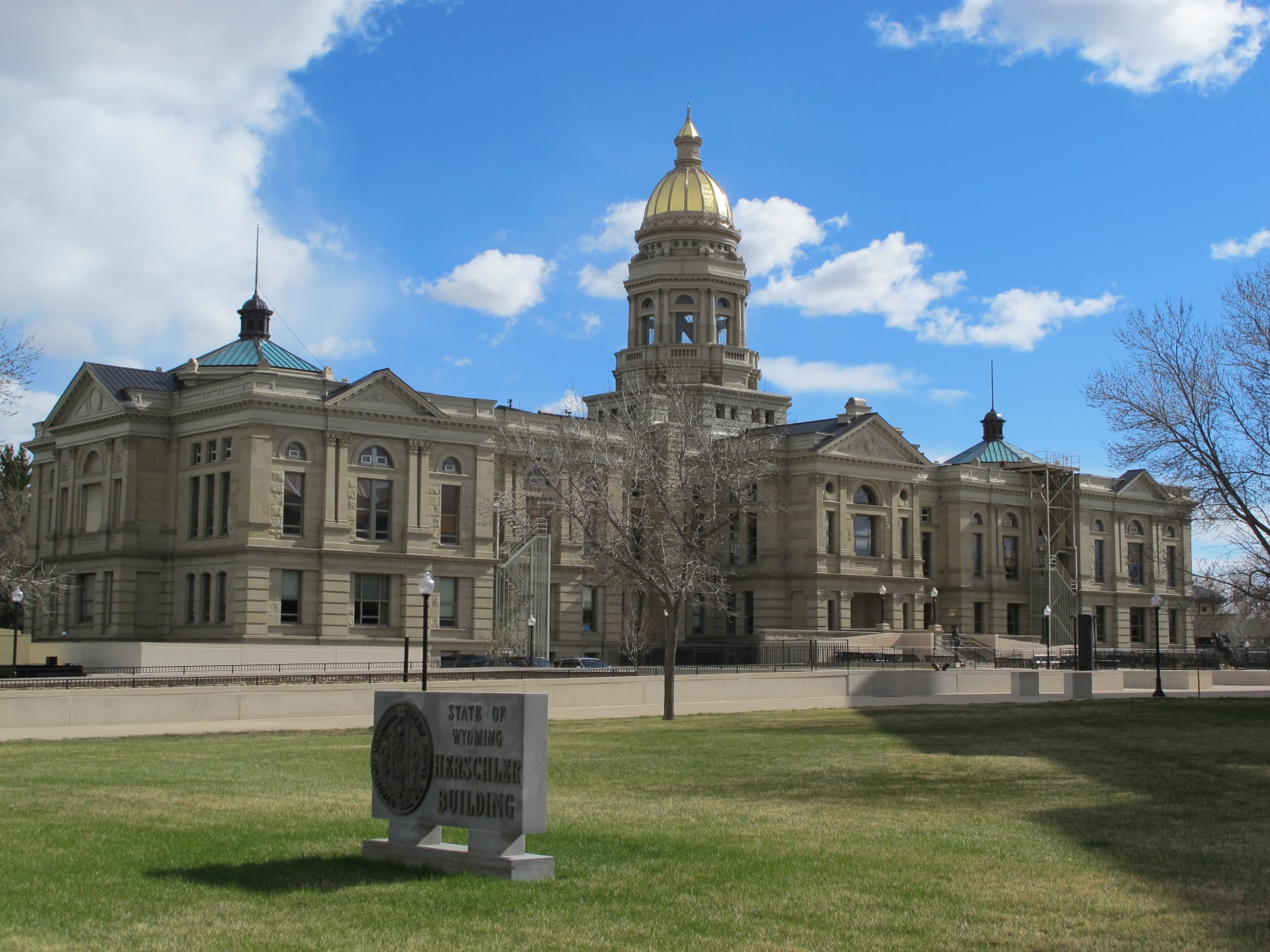 http://www.net4info.de/photos/cpg/albums/userpics/10001/Wyoming_State_Capitol.jpg