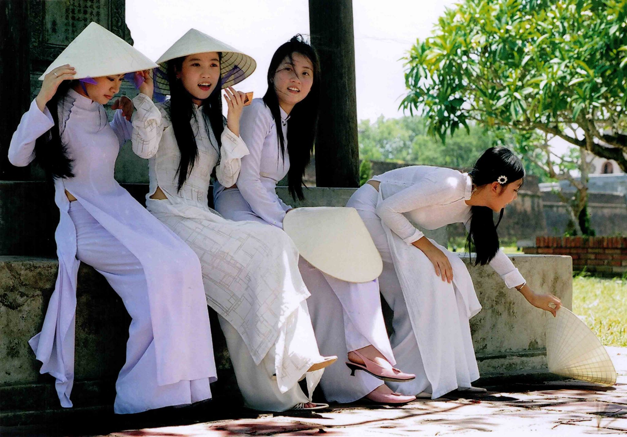 https://www.yizuo-media.com/albums/albums/userpics/10003/ao-dai-viet-nam~1.jpg