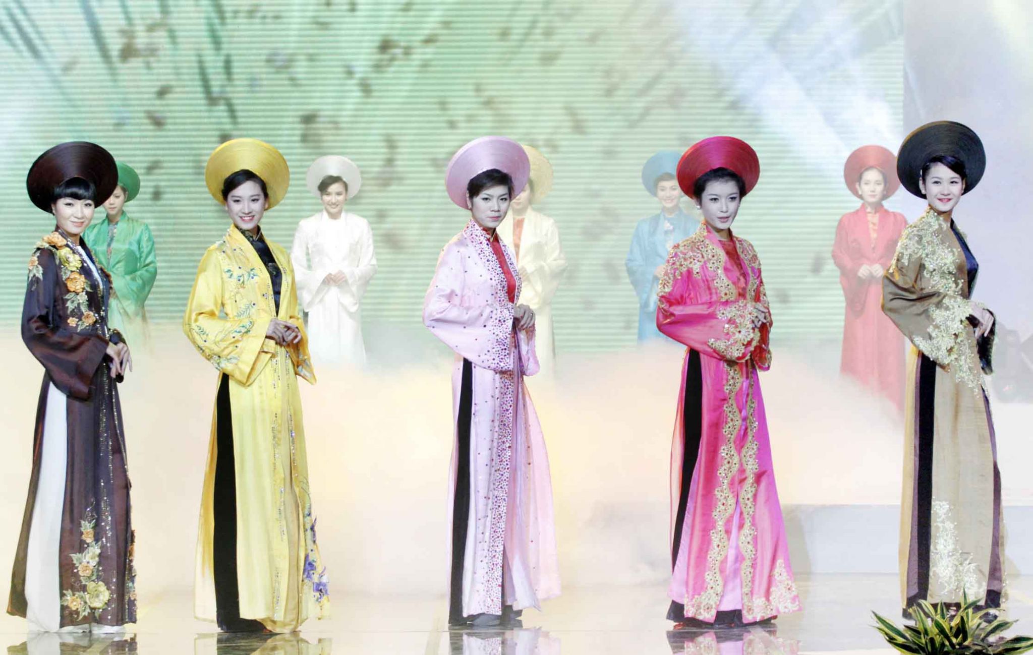 https://www.yizuo-media.com/albums/albums/userpics/10003/ao-dai-viet-nam~2.jpg