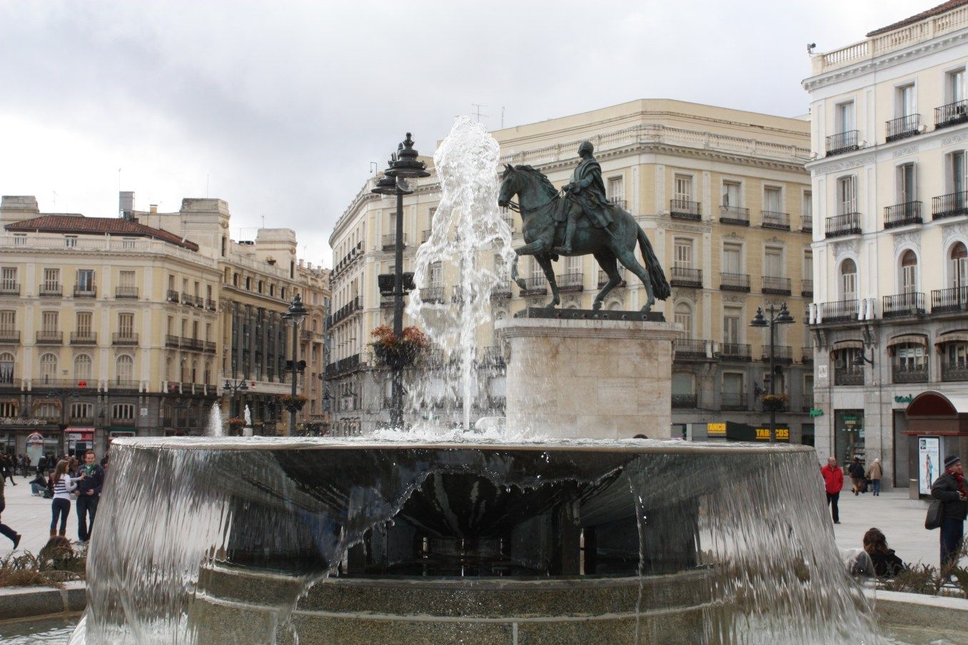/assets/contentimages/square_of_Madrid.jpg