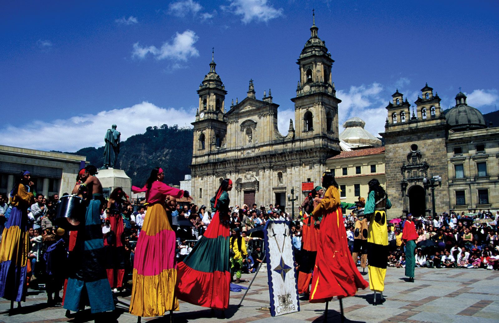 /assets/contentimages/street_theatre_performance_in_the_Plaza_de_Bolivar.jpg